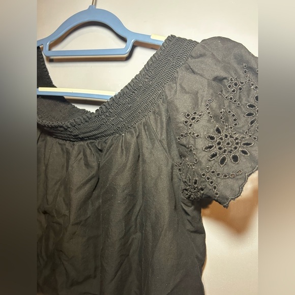 Old Navy off the shouldered crochet blouse: size xl - Picture 2 of 5